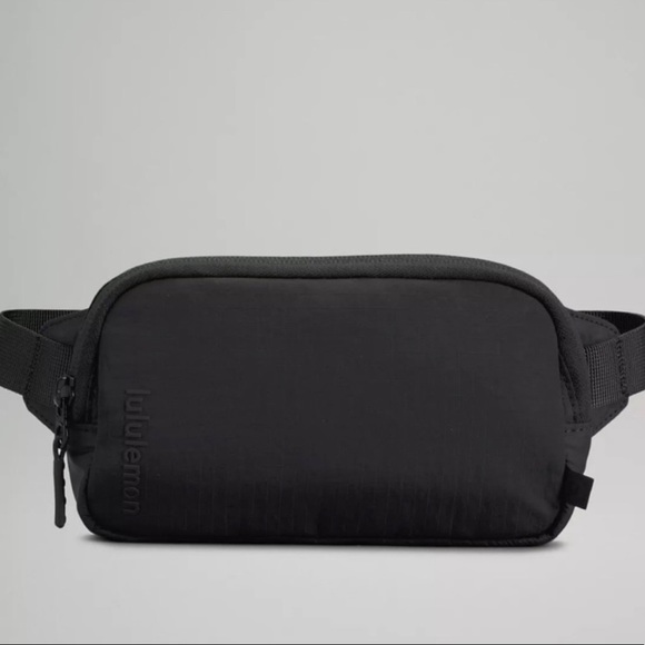 ๐ถ Lululemon Mini Belt Bag ๐ค - Picture 1 of 5